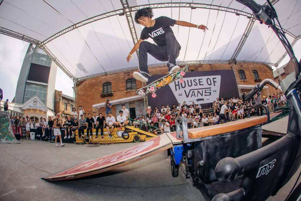 范斯|美国版“回力鞋”：从濒临破产到年入160亿，品牌在中国迎来春天