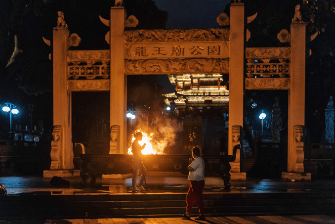 江悬武汉：救援队江边待命，广场舞喧嚣如旧