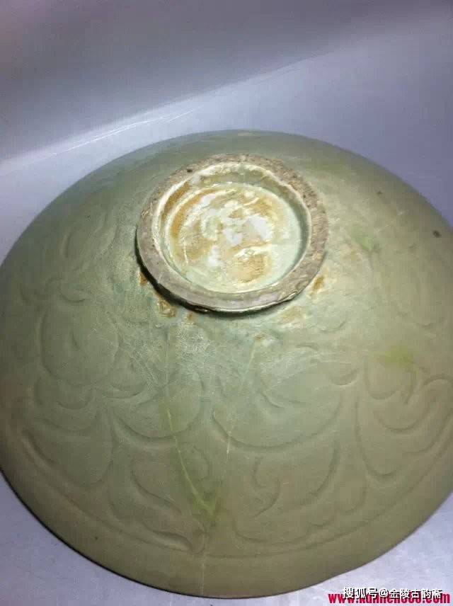 五代和宋代耀州窑青瓷的底足照片