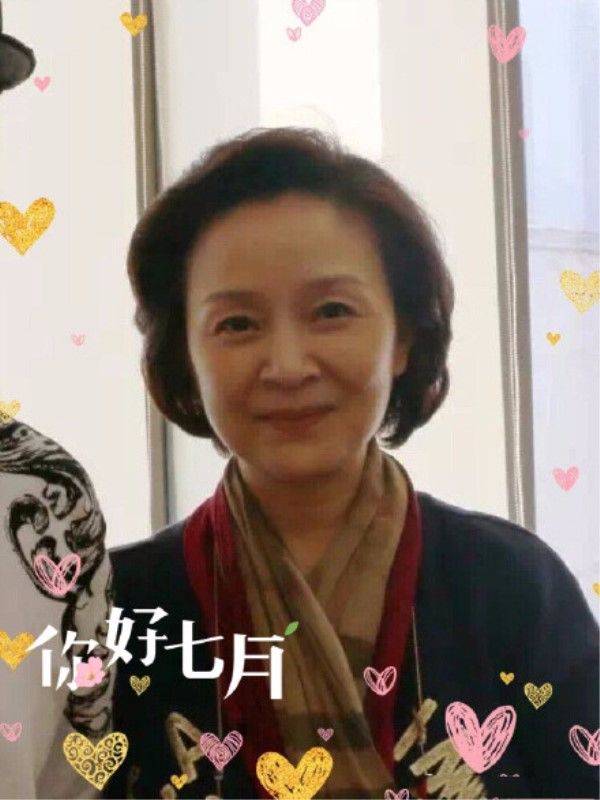 皱纹|刘莉莉活的真实，不修图装嫩也不打针，优雅老去有皱纹也漂亮！