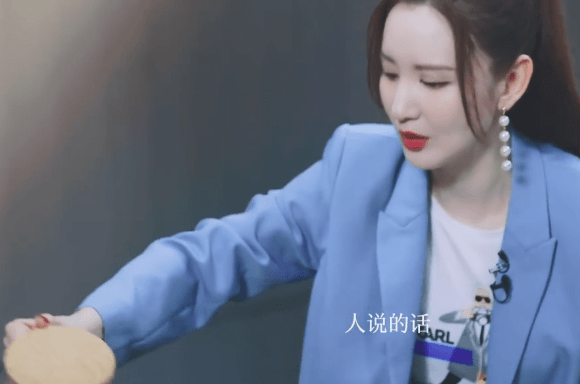 原创易立竞遇到张萌,采访的节奏都