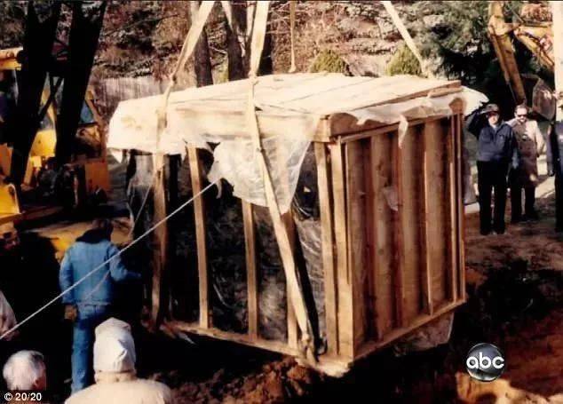 毛骨悚然！2岁被性虐，9岁被绑架，一个拴着铁链