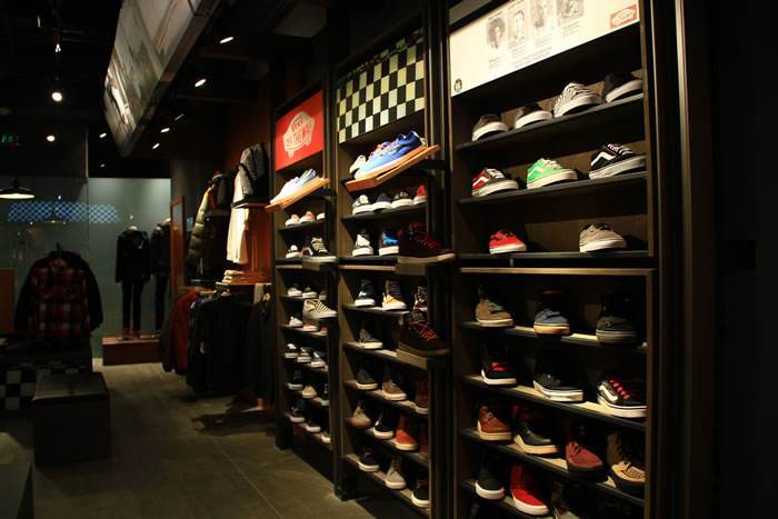 范斯|美国版“回力鞋”：从濒临破产到年入160亿，品牌在中国迎来春天