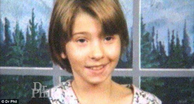 毛骨悚然！2岁被性虐，9岁被绑架，一个拴着铁链