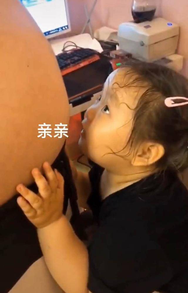女儿一直想要弟弟，爸爸的啤酒肚被“寄予厚望”，妈妈直言自己解脱了