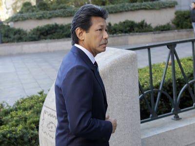 杰弗里|文莱亲王颜值不输最帅王子，穿风衣似财阀老板，曾每天挥霍500万