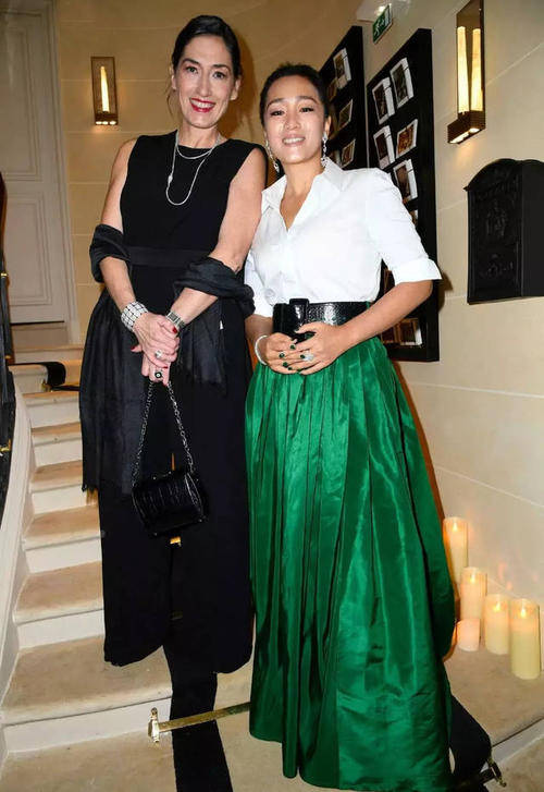 坑洼|巩俐化了妆脸上坑洼都还明显，不修图肤色也很黄，确实是老了！