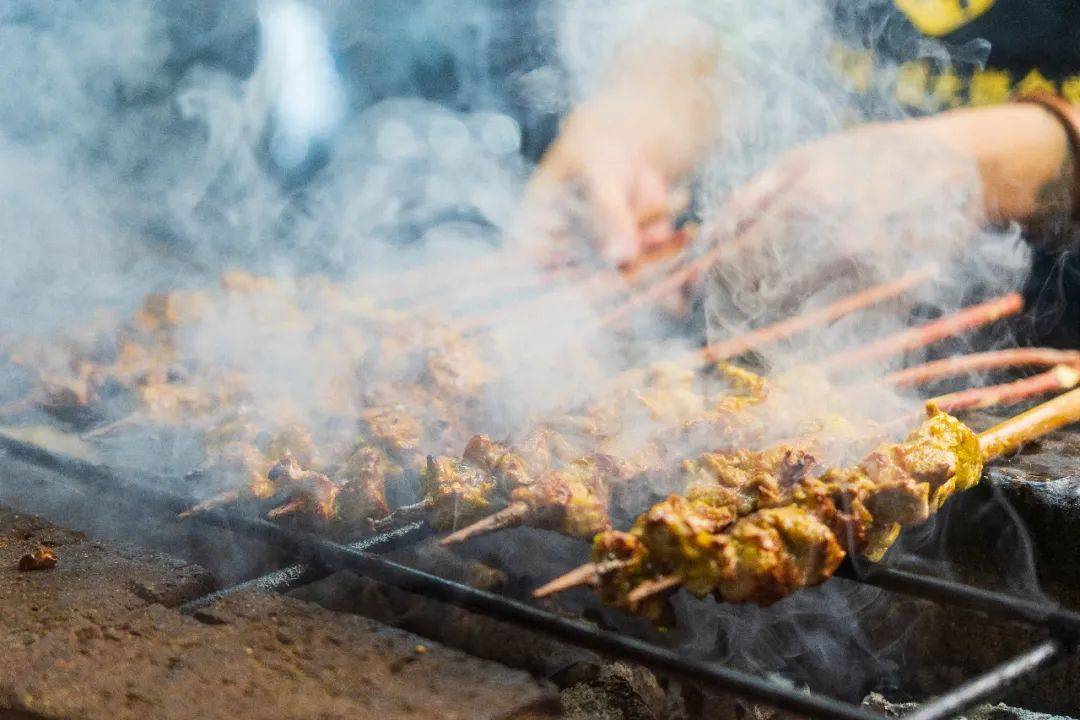 连唐僧|生蚝比47码皮鞋大,连唐僧都无法拒绝藏在昆明小区的老字号烧烤