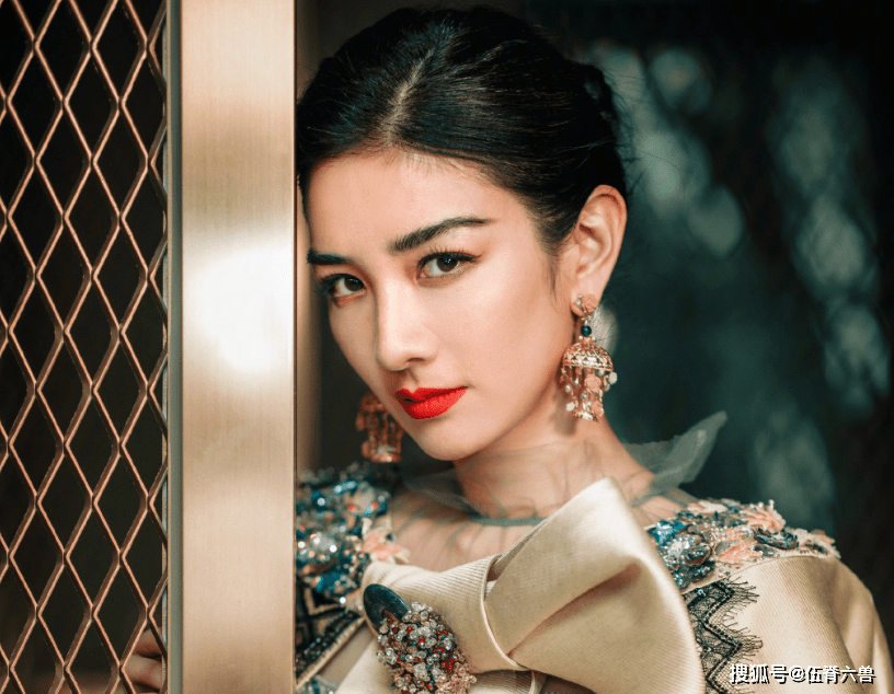 黄毅清被判15年后,前妻黄奕首次发文,晒女王范儿美照霸气十足