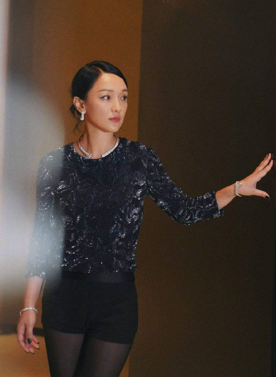 周迅|周迅拍写真神情严肃 展现成熟女性优雅魅力