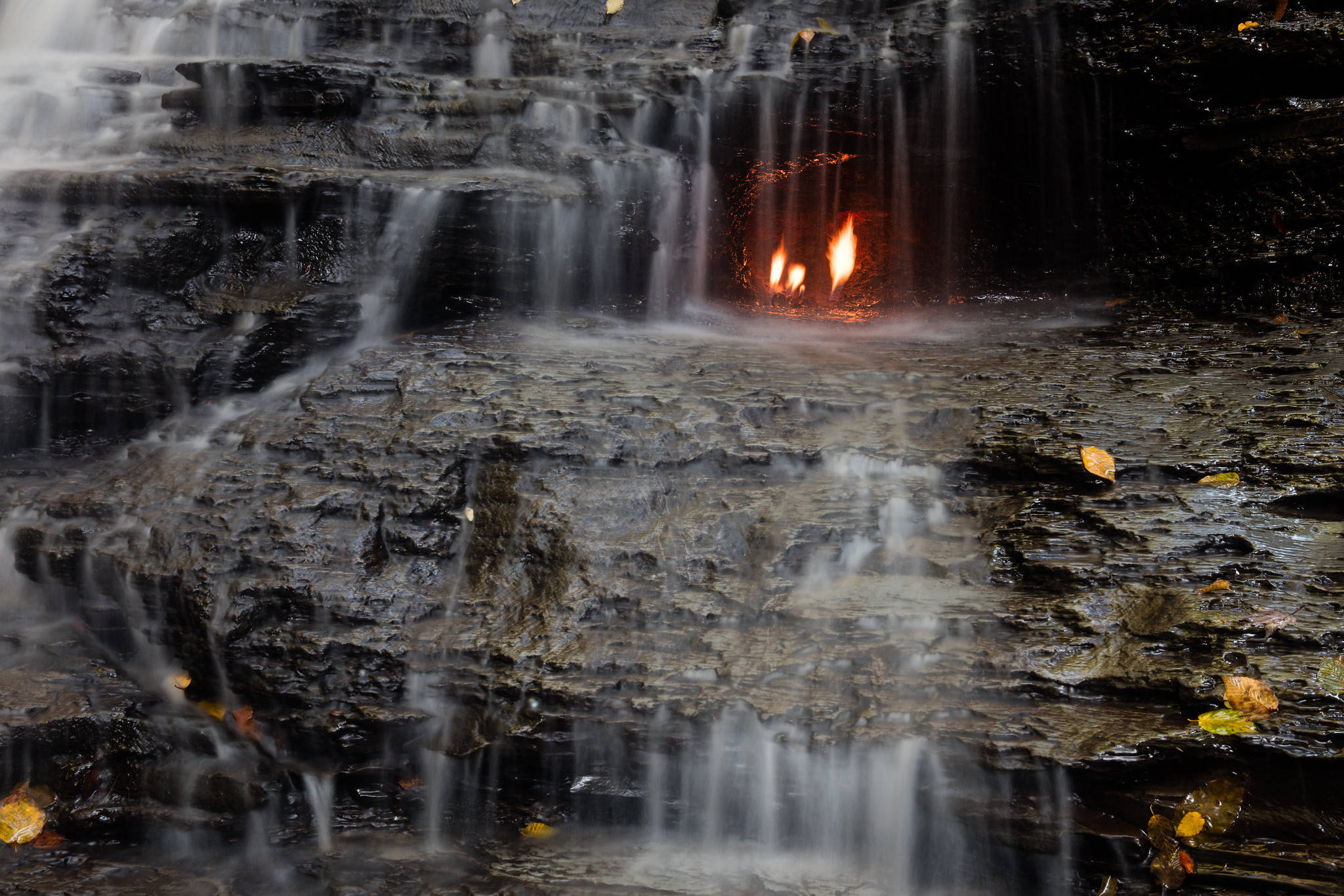 原创水与火共生的火焰瀑布:火光何时点燃是谜,专家:理论上永恒不灭
