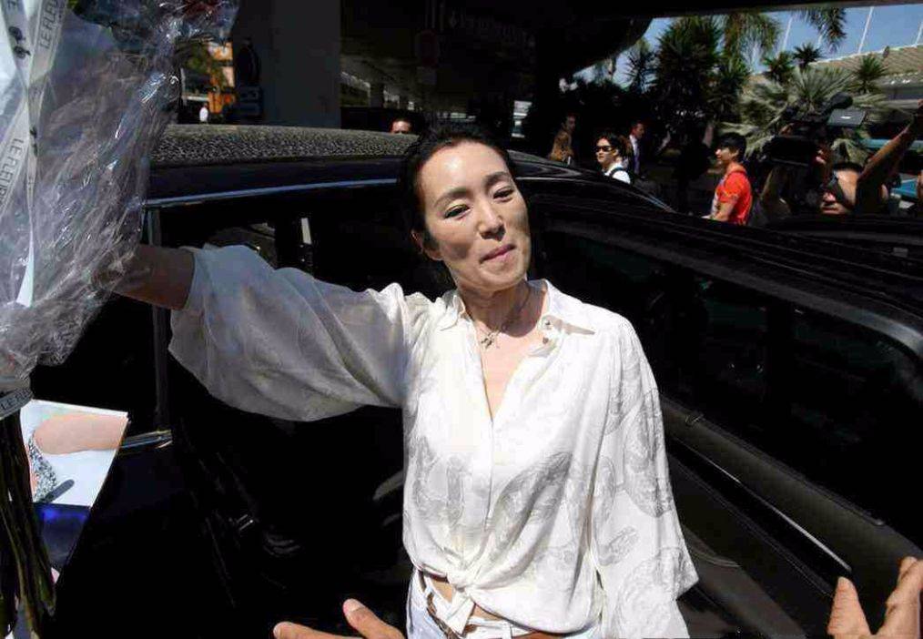 坑洼|巩俐化了妆脸上坑洼都还明显，不修图肤色也很黄，确实是老了！