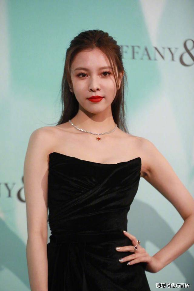 原创宋妍霏大片好美!黄蓝撞色演绎复古风情,简约款式也能气质