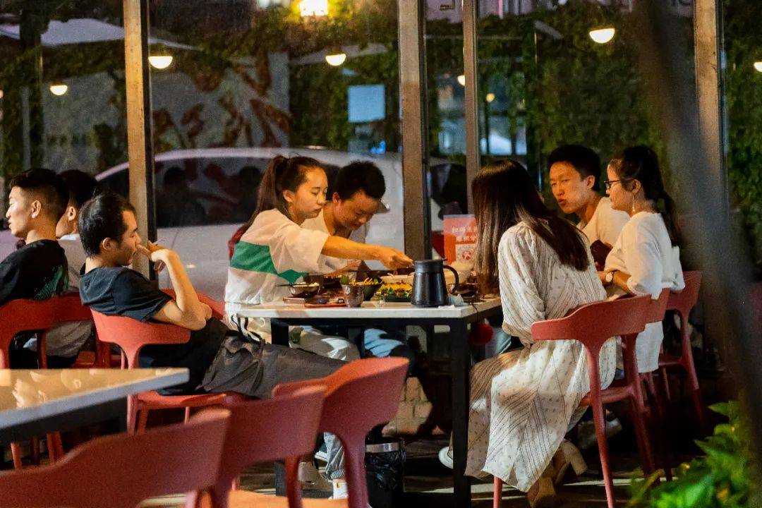 连唐僧|生蚝比47码皮鞋大，连唐僧都无法拒绝藏在昆明小区的老字号烧烤