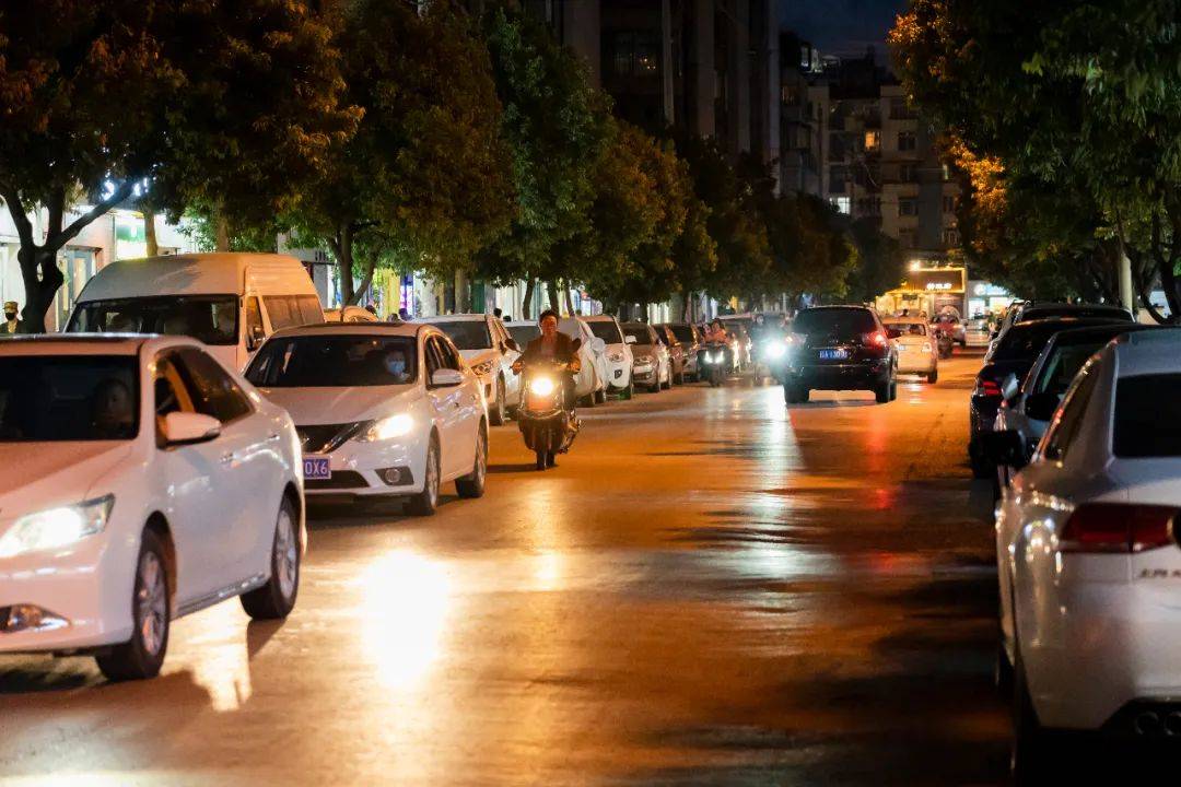 连唐僧|生蚝比47码皮鞋大，连唐僧都无法拒绝藏在昆明小区的老字号烧烤