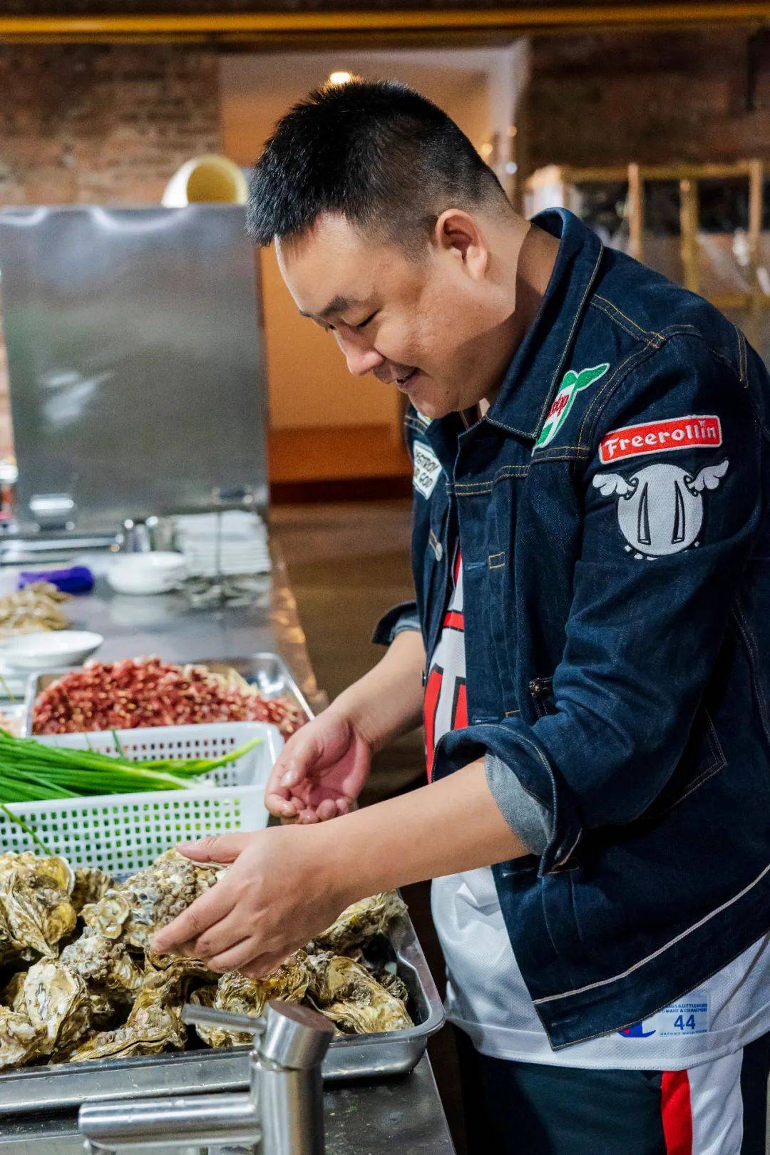 连唐僧|生蚝比47码皮鞋大，连唐僧都无法拒绝藏在昆明小区的老字号烧烤