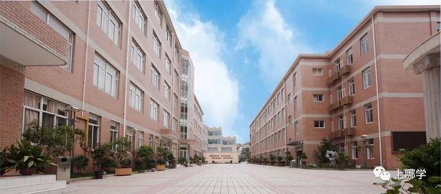 龙柏中学网球队的队员们已经在市,区级各类比赛中取得了优秀的成绩