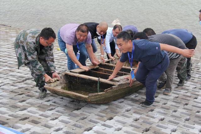 "禁渔"在行动 武汉市洪山区市场监管局拆解4艘"三无"渔船