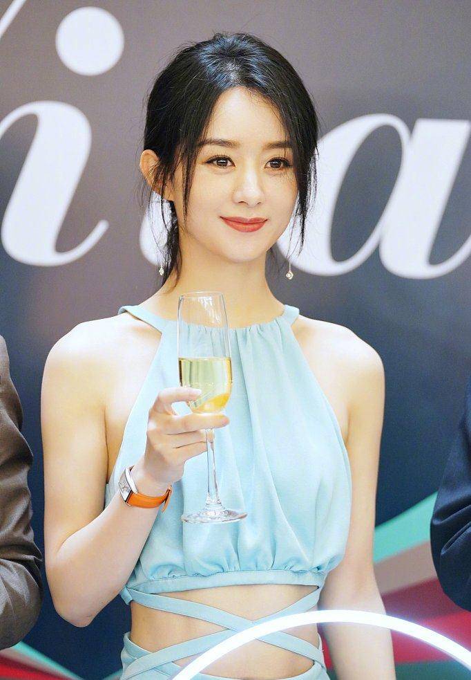 赵丽颖真会抢风头,穿肚兜镂空裙现身,蚂蚱肚身材太晃眼