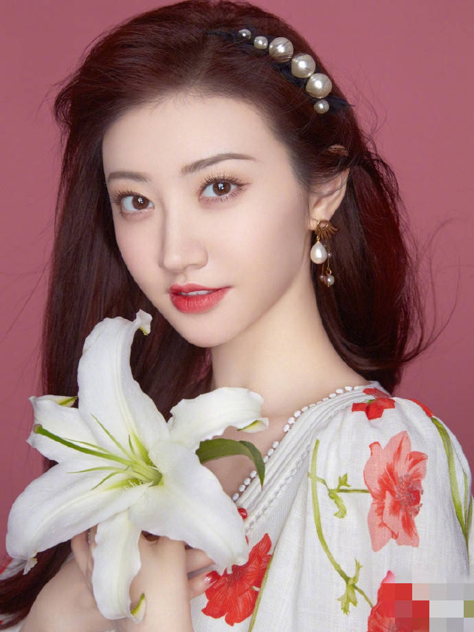 景甜分享穿花朵长裙气质绝佳 戴珍珠头饰似仙女