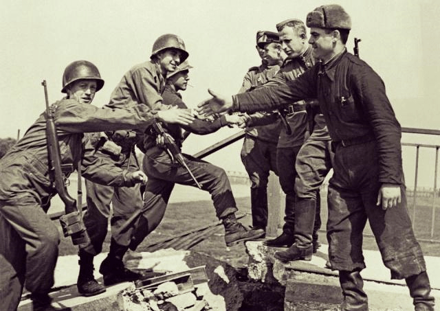 原创1945年春天美军有跟苏军抢攻柏林?非也,心怀鬼胎的其实是英国人