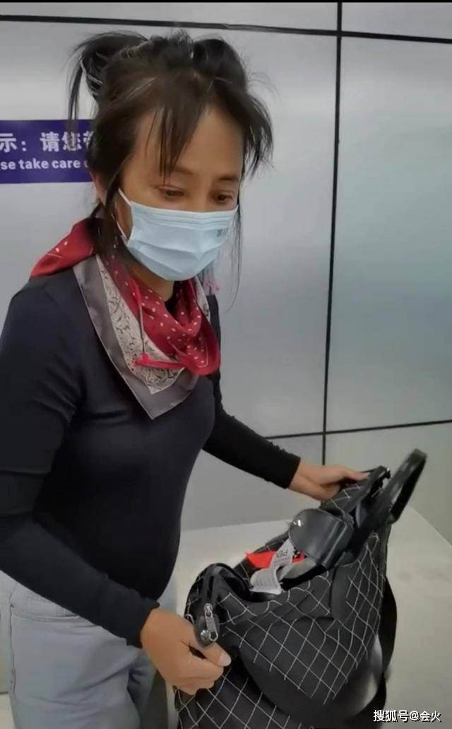 视频|原创58岁李勤勤蓬头垢面接受安检，包内有未吃完馒头，网友：太接地气