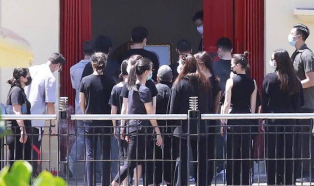 何猷君|原创赌王移灵仪式结束，何家人上香鞠躬拜别，何猷君心情激动转头拭泪