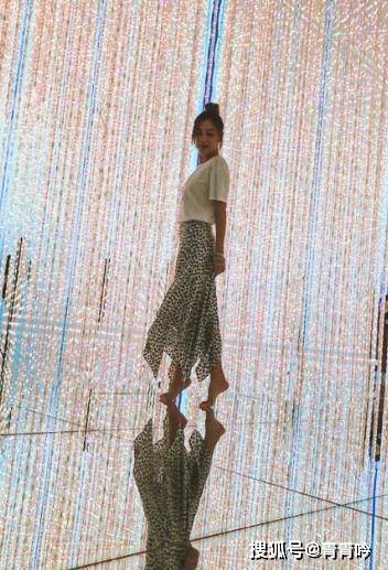 服装|“腿精女神”应采儿，身穿碎花裙秀美腿，女神范十足