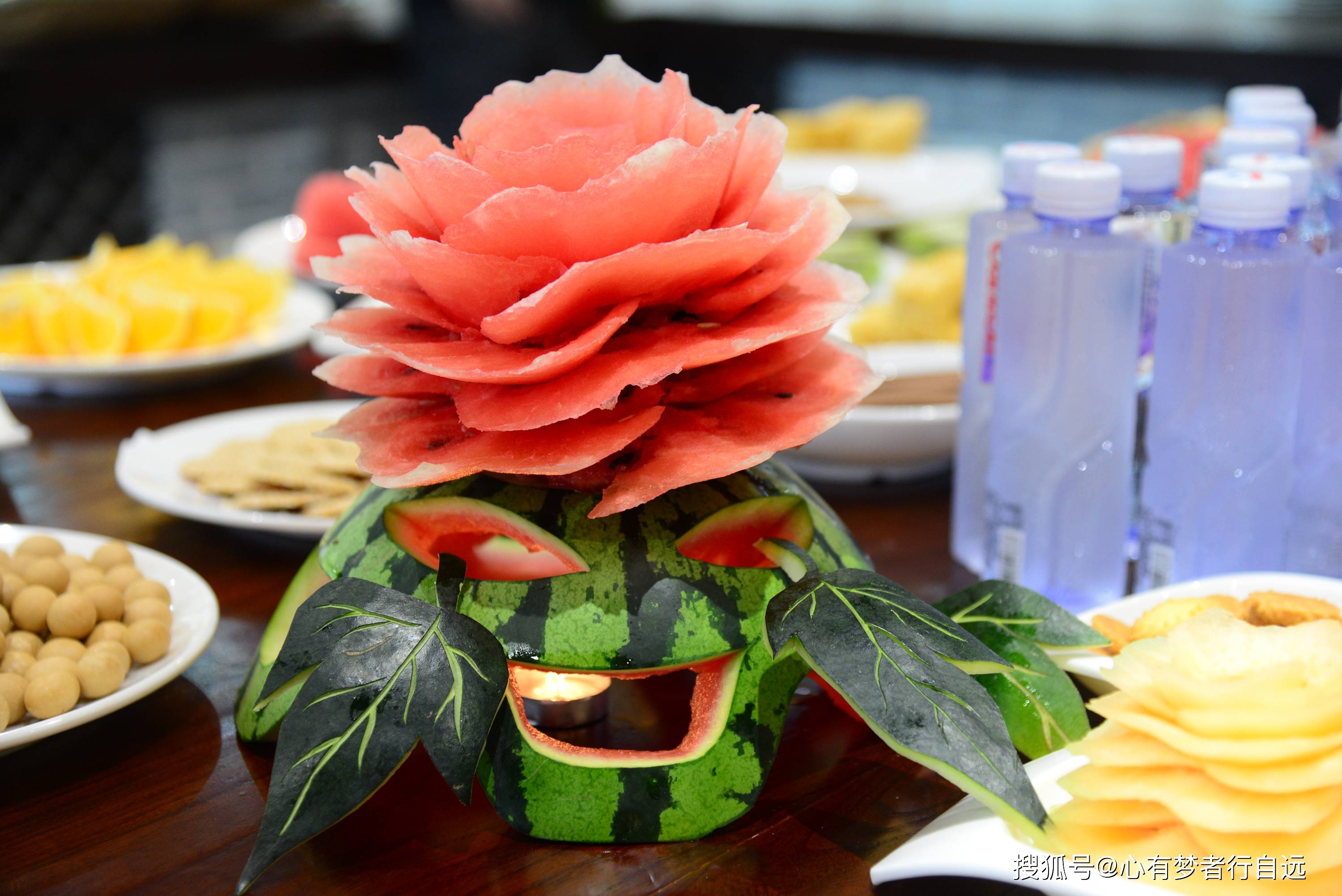 将西瓜雕刻成鲜花,如此娇艳美丽,让人怎忍心吃它