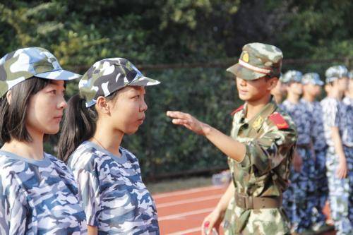 军训|学校军训时，教官为什么总是盯着女生看，真正的原因大有深意