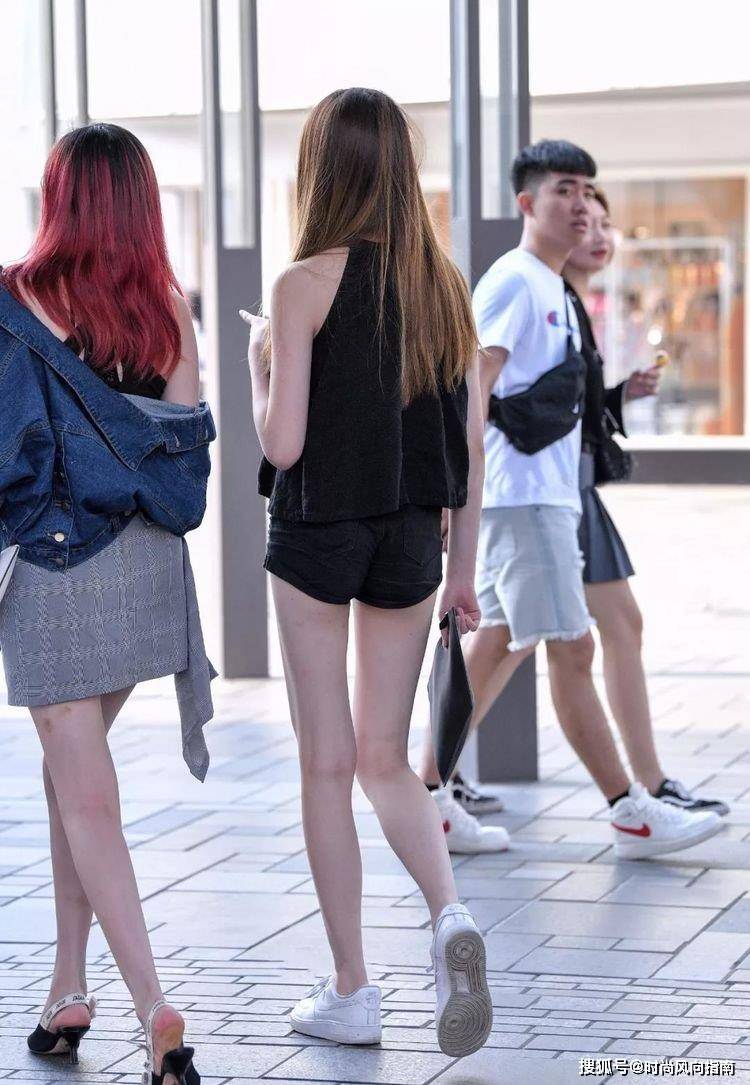 大腿漂亮,上围丰满,姿势优美.