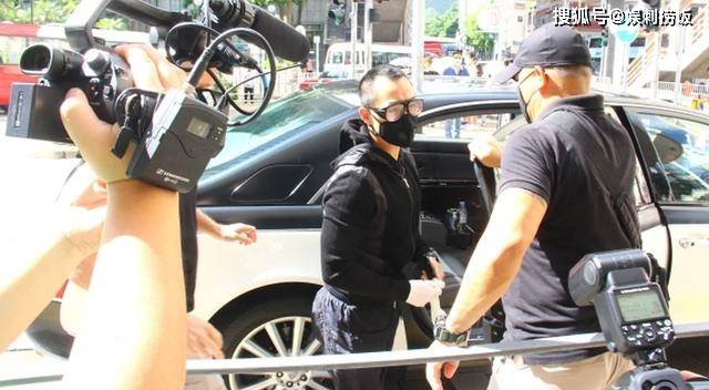 赌王灵柩移送义庄暂存，何猷龙捧亡父遗照，待