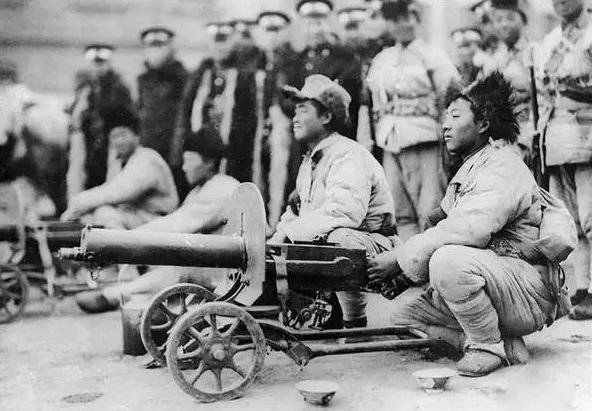 辫子|民国时期的老照片:还有普通百姓未剪掉丑陋的大辫子