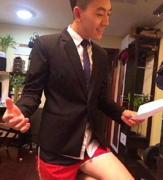 要求|《新闻联播》主持人妆容要求严格，下半身却穿成这样就出来了