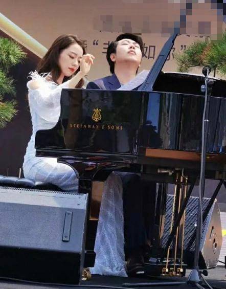 腰肢|有种迷人叫吉娜穿长裙，身材曼妙腰肢纤细惹人羡，男人就爱这一款