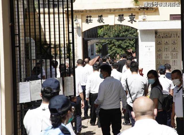 赌王灵柩移送义庄暂存，何猷龙捧亡父遗照，待