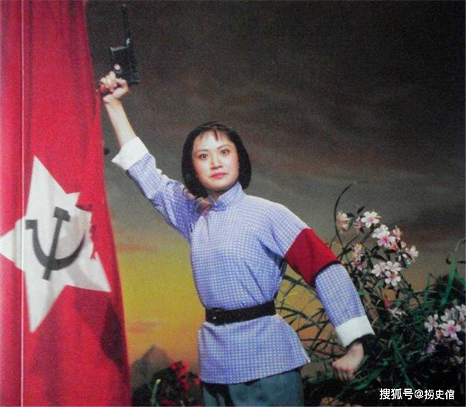 1/ 25 1974年,随着革命现代京剧《杜鹃山》的上映,剧中女主角柯湘以