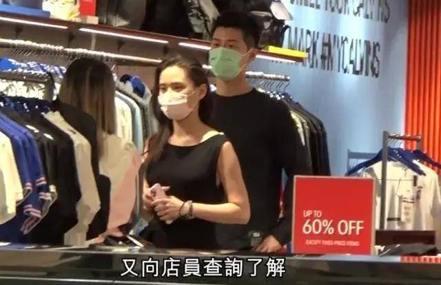 送别赌王后,窦骁十指紧扣陪超莲看医生
