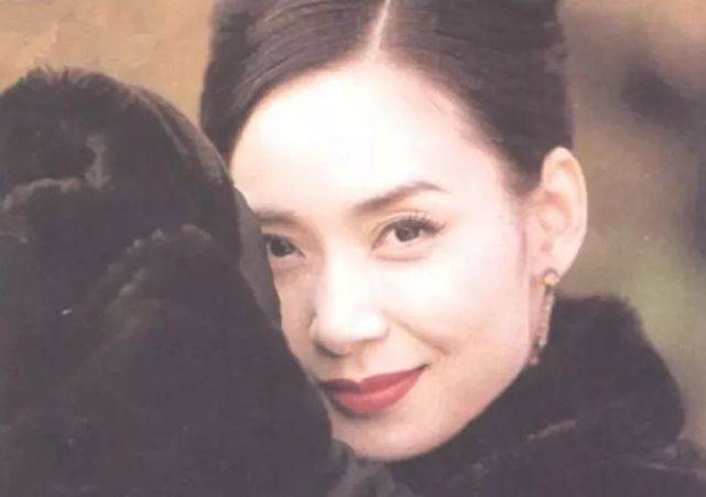 邝美云|拒当赌王“五姨太”放弃千亿富豪，她从港姐华丽转身成珠宝女王！