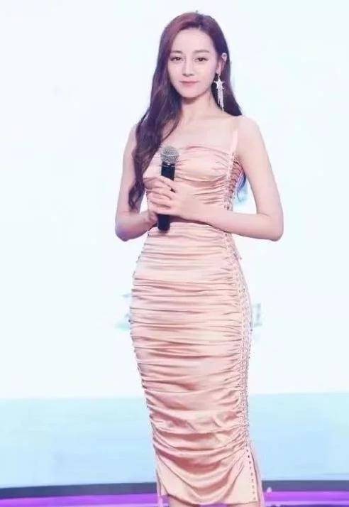 热巴|当168的热巴撞上165张雪迎，终于知道“胯宽”身材，有多美了