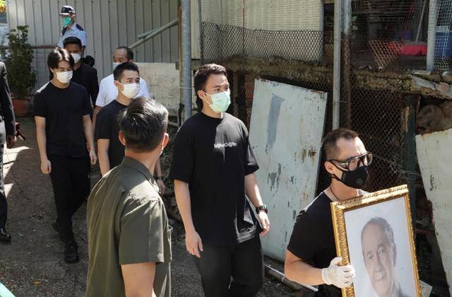 何猷君|原创赌王移灵仪式结束，何家人上香鞠躬拜别，何猷君心情激动转头拭泪