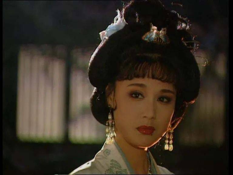 建群|除了演员还是设计师，这些剧的服装都是她设计的，温婉才女走了