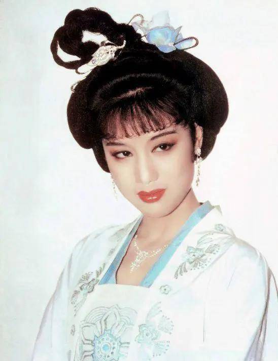 衣服|最美容妃李建群去世,设计的衣服高度还原历史,不愧第一古典美人