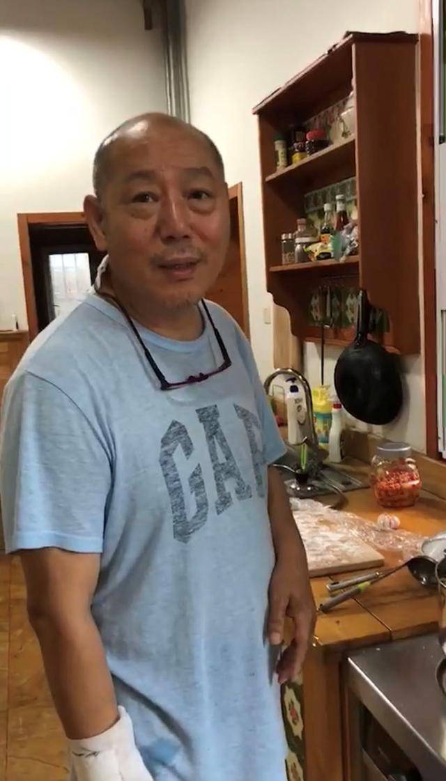 65岁李成儒罕露面,厨房内景简陋与身家极为不符,儿子颜值太高