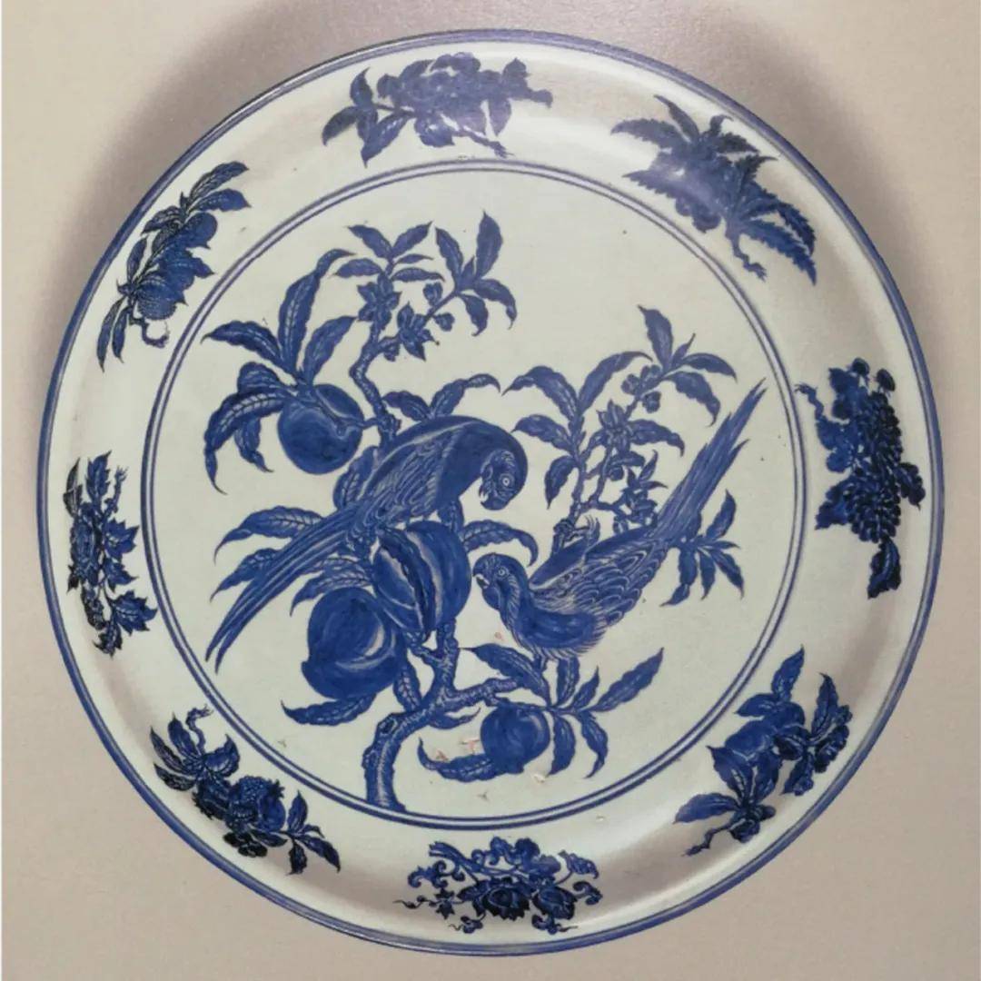 图15 玫茵堂收藏:明永乐 青花鹦鹉啄金桃纹菱口大盘 口径76.5cm