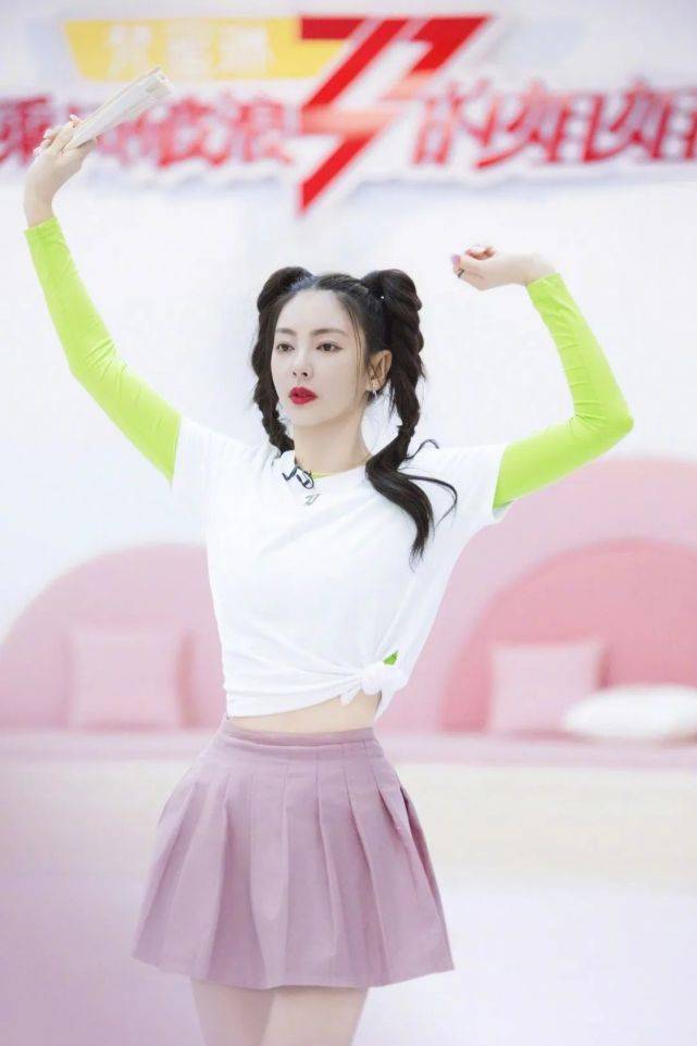 紫色|张雨绮越活越年轻，双马尾辫配紫色T恤少女感十足，不愧女团门面