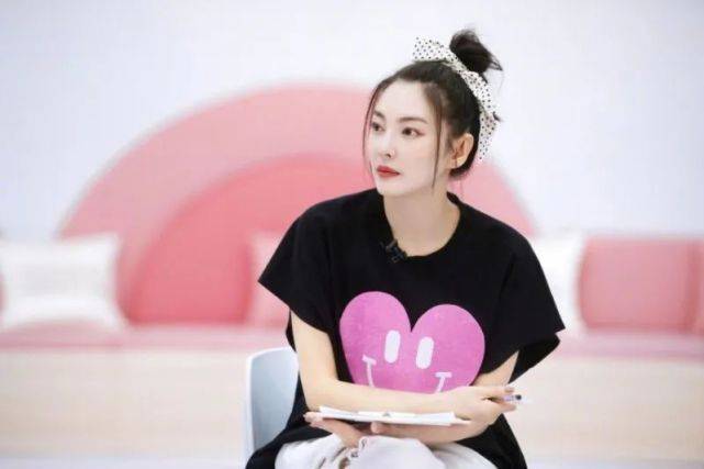 紫色|张雨绮越活越年轻，双马尾辫配紫色T恤少女感十足，不愧女团门面