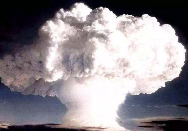 1964年天空出现一朵蘑菇云,中国第一颗原子弹试爆成功
