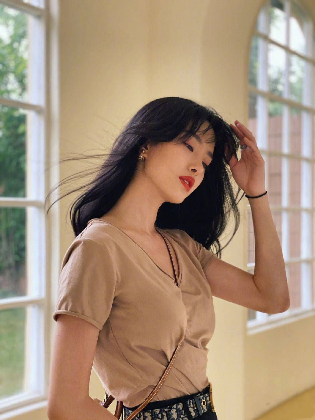 热巴|热巴重回颜值巅峰,剪刘海变身人间芭比,真是换刘海如换脸吗?