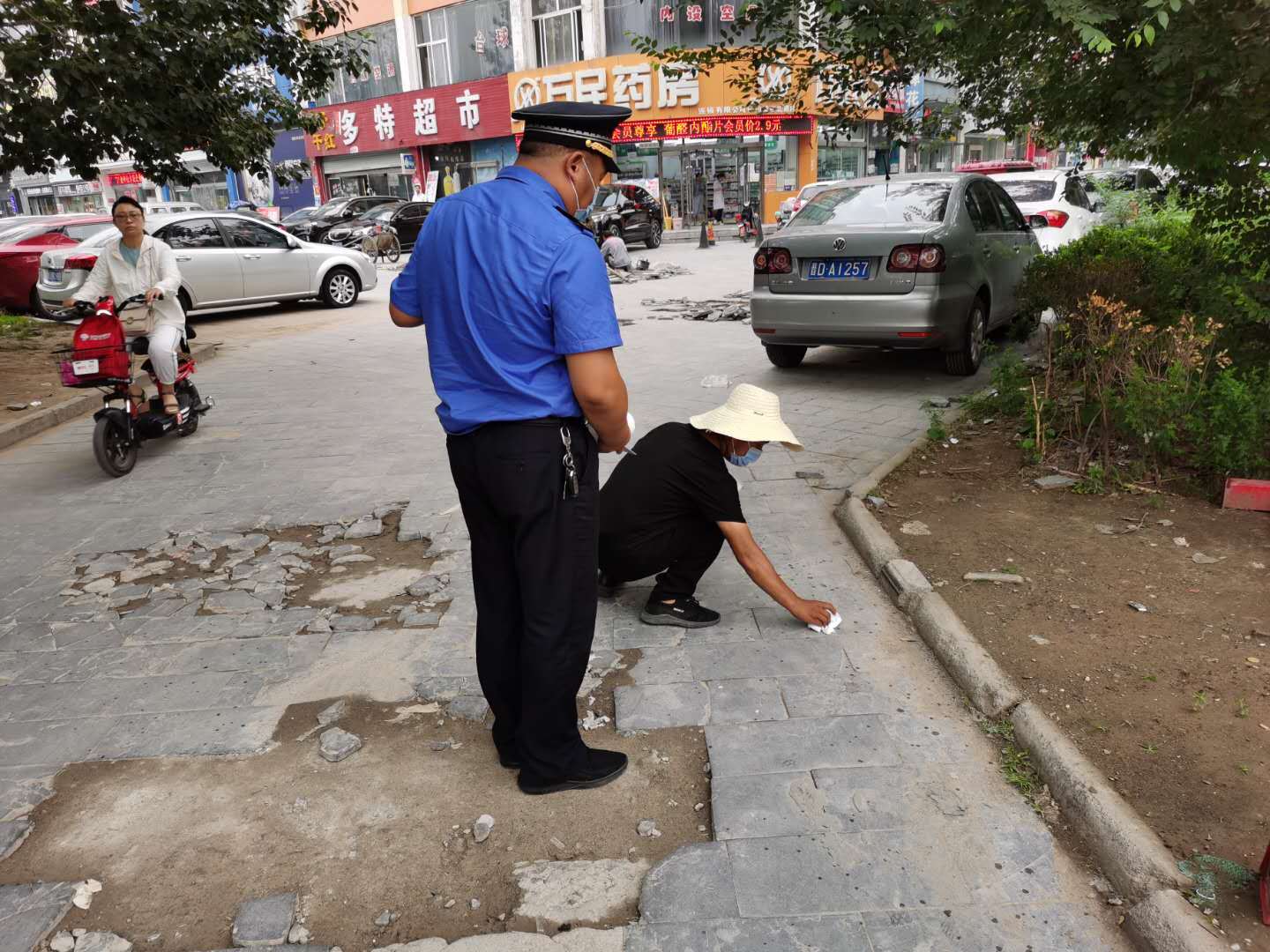 长治市城市管理局执法四大队大辛庄中队严把"随地吐痰